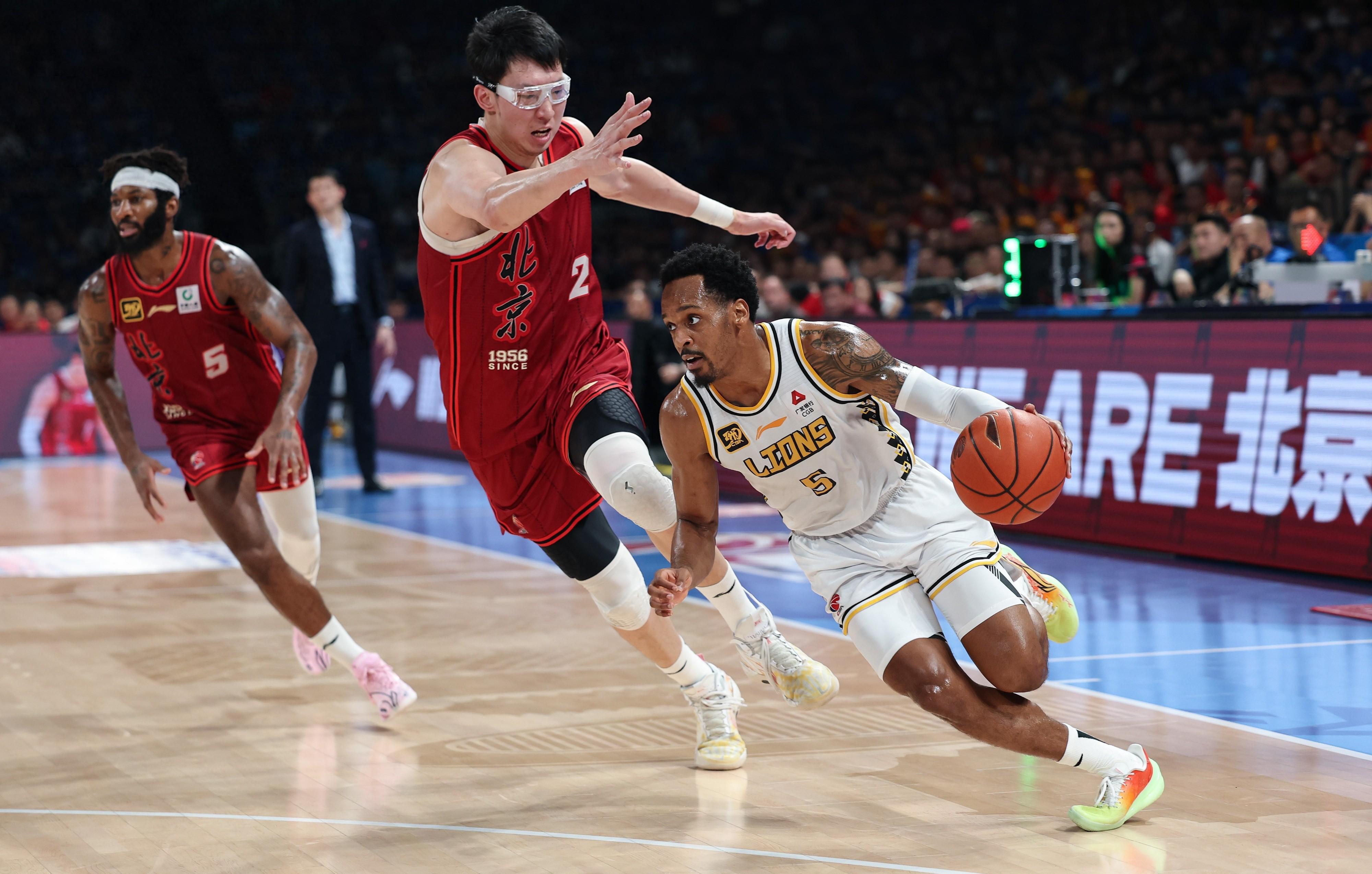 九游娱乐 -清晨欧超杯焦点战，北京首钢篮板制胜，赛场秩序良好，临场指挥获称赞 