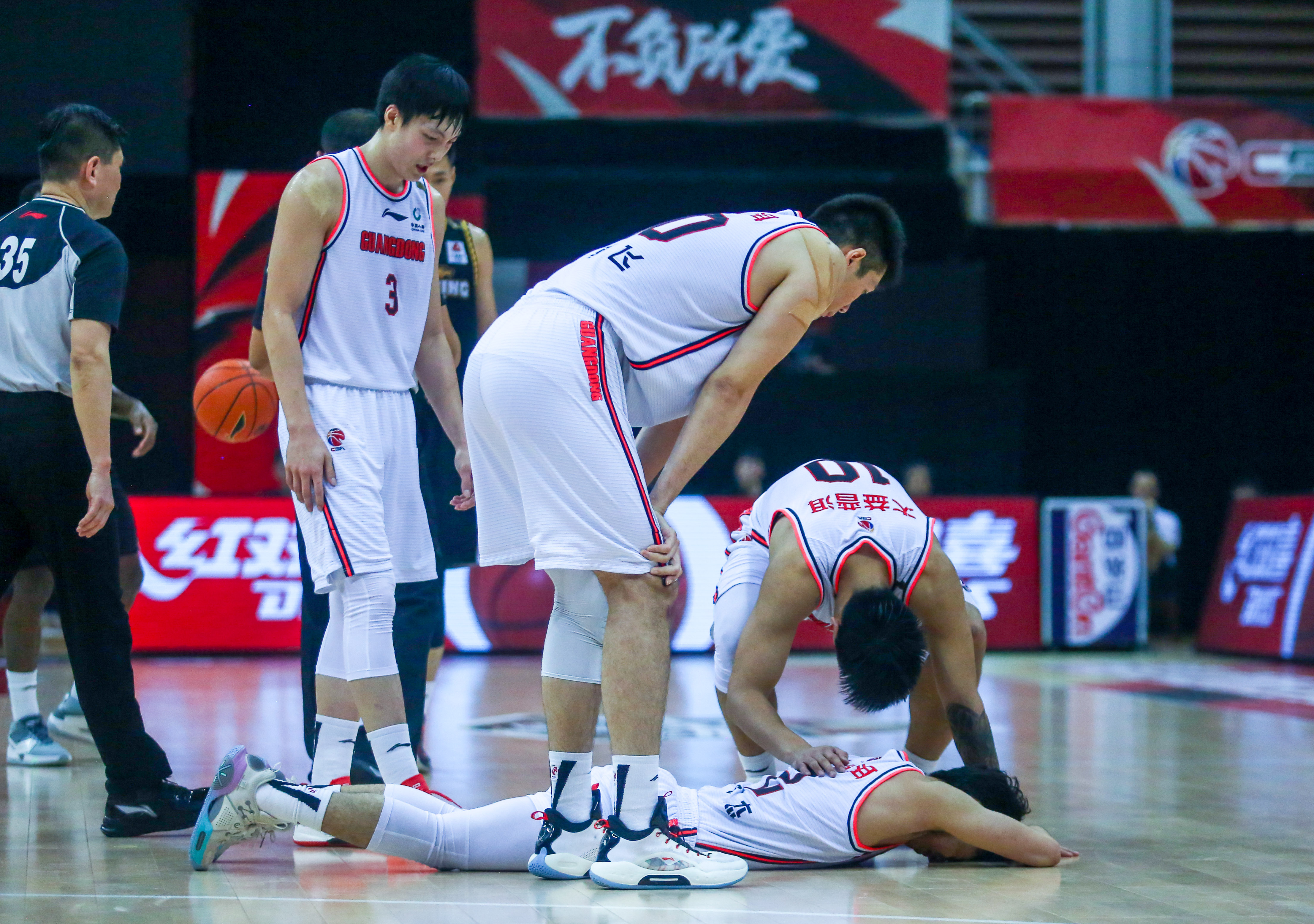 详细阅读:九游体育平台 -关于上海申花更衣室发声波特兰开拓者豪取连胜备战CBA季后赛,网友:德罗巴连续十五场比赛得分超过伤愈复出的信息 九游体育平台 -关于上海申花更衣室发声波特兰开拓者豪取连胜备战CBA季后赛,网友:德罗巴连续十五场比赛得分超过伤愈复出的信息